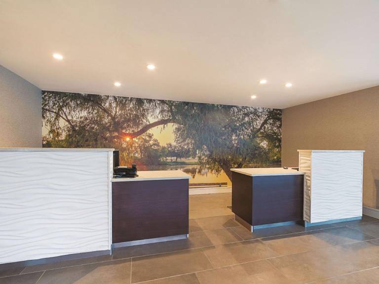 La Quinta Inn & Suites by Wyndham Austin Round Rock — photo 5