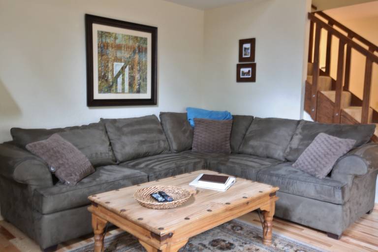8 Leisure - Light & Bright Home, Hot Tub, Quiet Area Close to SHARC Passes Included — photo 3