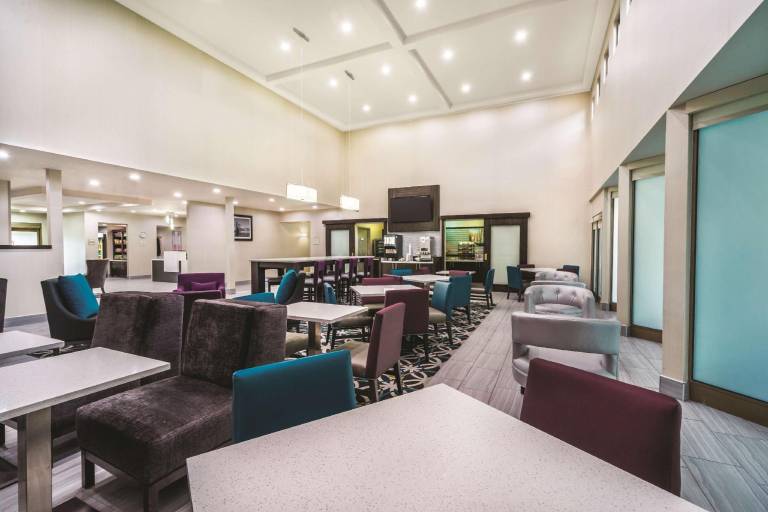 La Quinta Inn & Suites by Wyndham Loudon — photo 3
