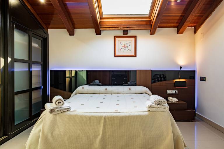 Child-friendly charming vacation home with private pool, grill & sauna | City view | Perfect for remote work | Pets allowed — photo 4