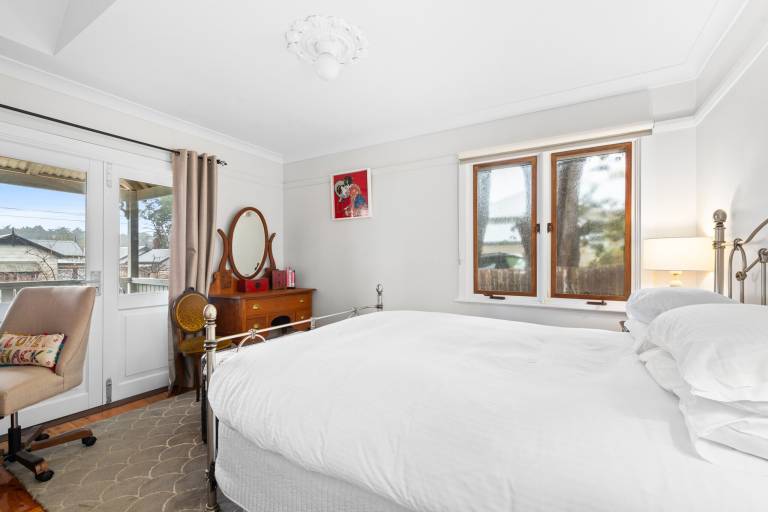 Bright 3 Bed House with Garden