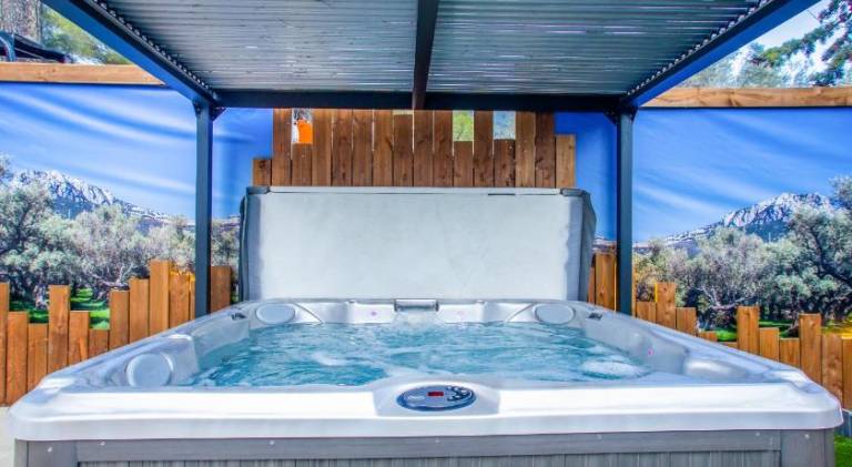 Vacation home with jacuzzi — photo 4
