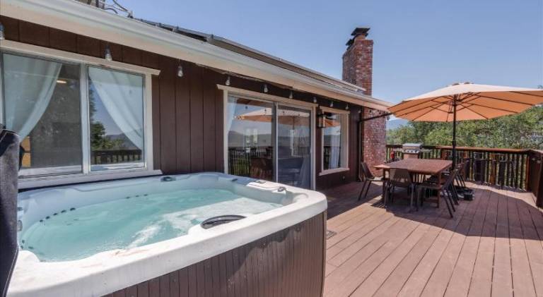 Vacation home with jacuzzi — photo 4
