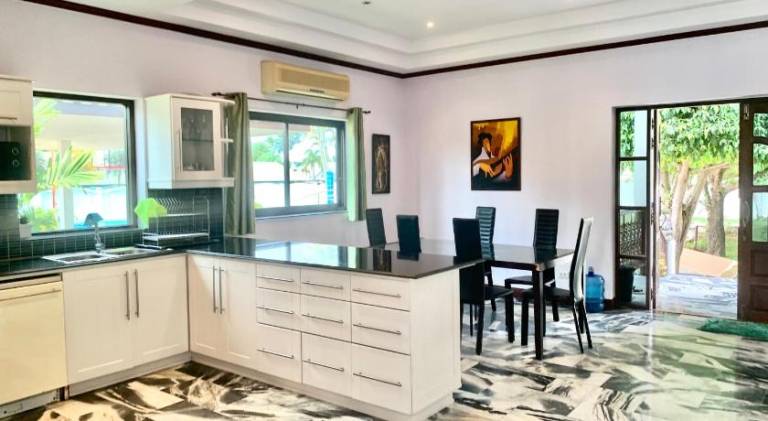 House with pool | Beach nearby | Pet-friendly — photo 3