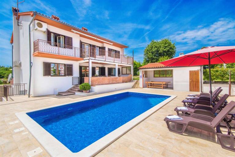 Family-friendly pleasant rental with grill, garden & pool | Pool view | Pets are welcome in Labin