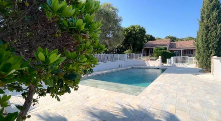 Family-oriented house with garden, pool & patio | Pets allowed in Zonza
