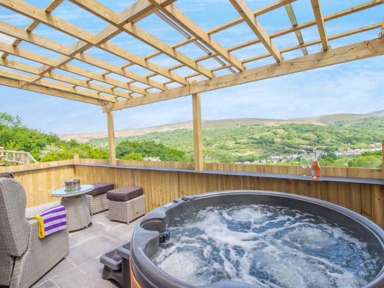 Family-oriented cottage with yard & hot tub | Pets allowed in Carmarthen