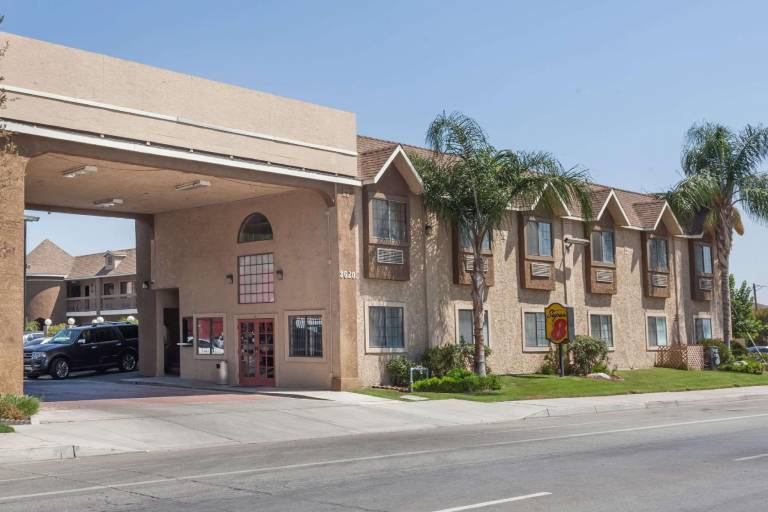 Super 8 By Wyndham Bakersfield South Ca in Bakersfield, CA