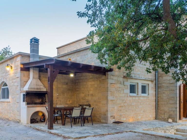 Vacation home with BBQ, private pool & garden | Mountain view — photo 2