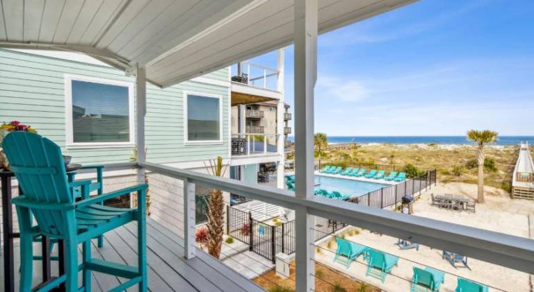 Flamingo Loft - Charming Oceanfront Loft - Multiple Decks - Private Beach Access — photo 4