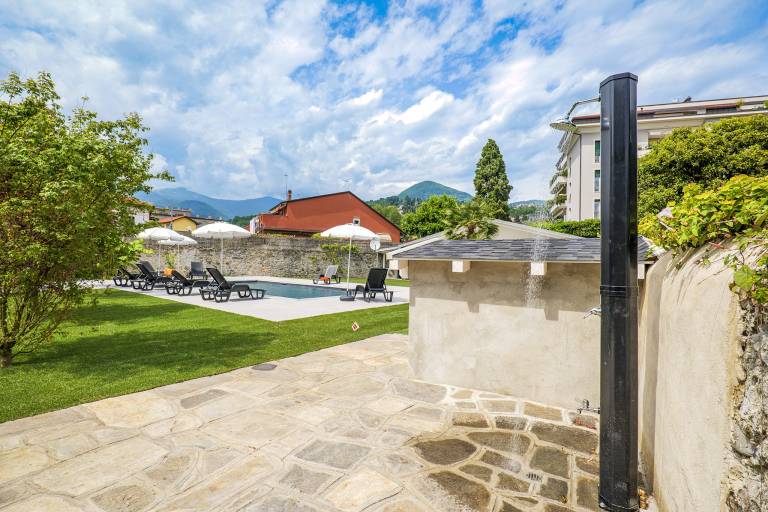 Holiday apartment with pool, garden & grill | Garden view — photo 4