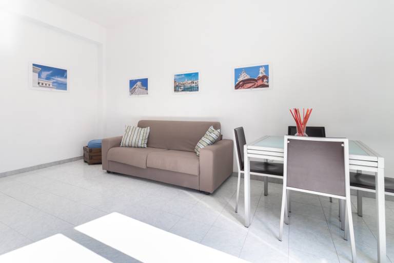 Holiday apartment with fast internet & terrace | City view — photo 4