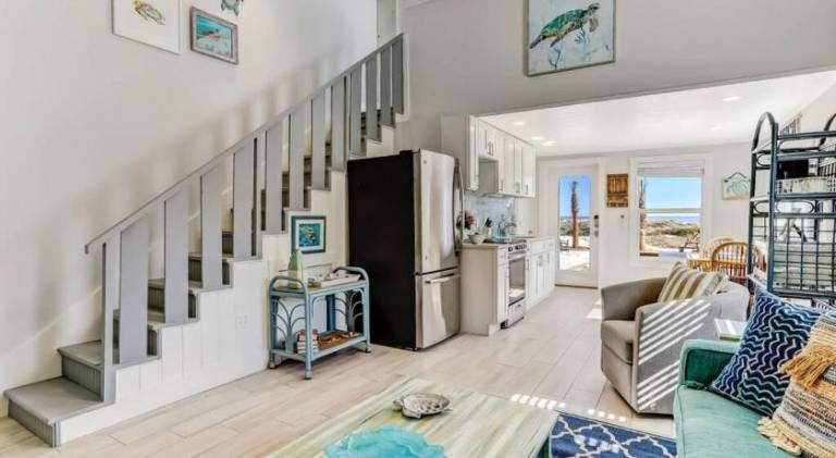 Turtle Loft - Charming Oceanfront Loft - Multiple Decks - Private Beach Access — photo 2