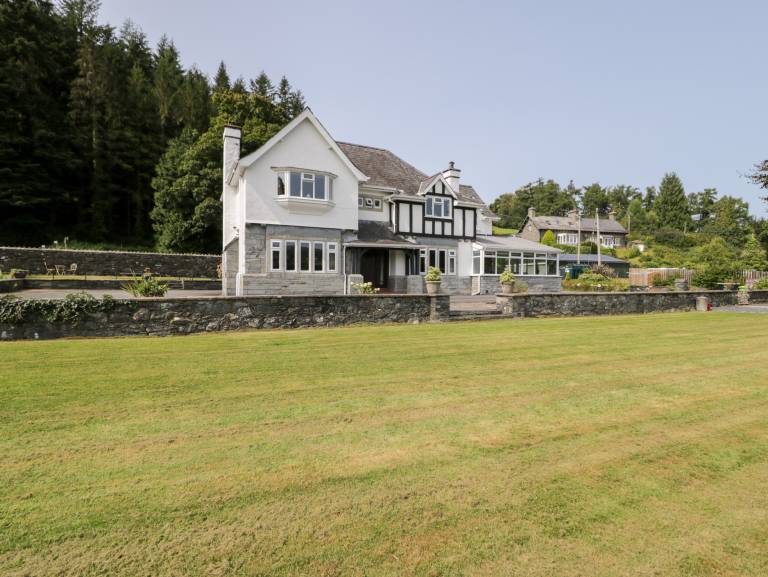 Cottage with jacuzzi & yard — photo 3