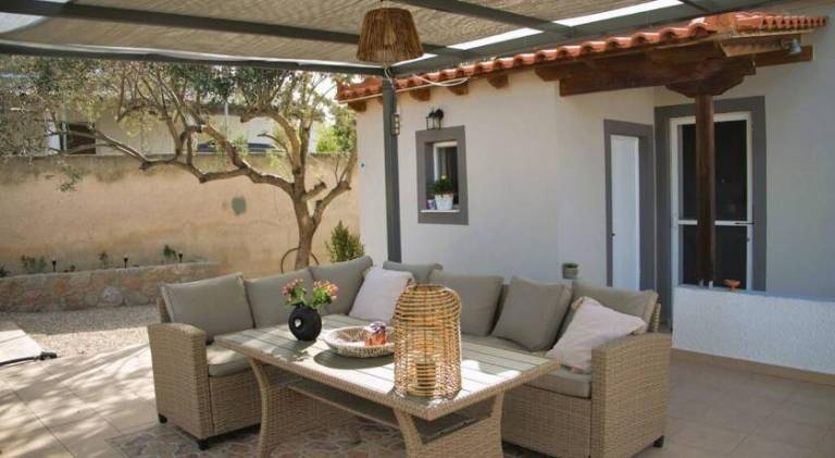 House with terrace & grill — photo 3