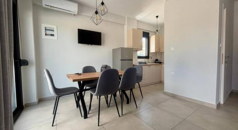 Apartment with patio — photo 3