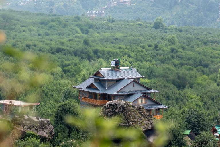 Nice lodge with patio & grill | Dogs allowed in Manali