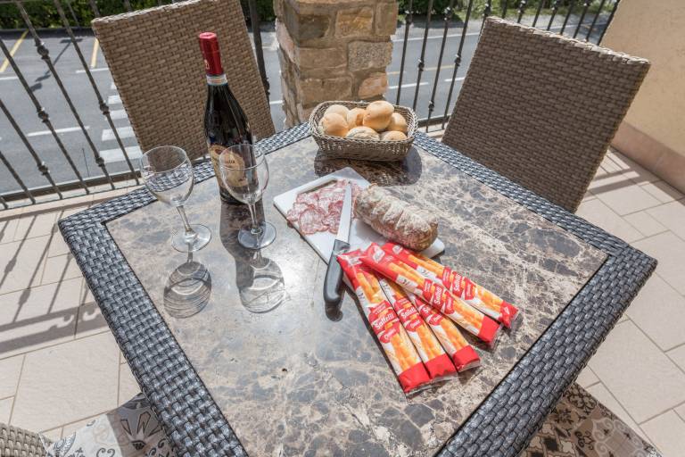 Holiday apartment with barbeque, patio & pool | Mountain view — photo 4
