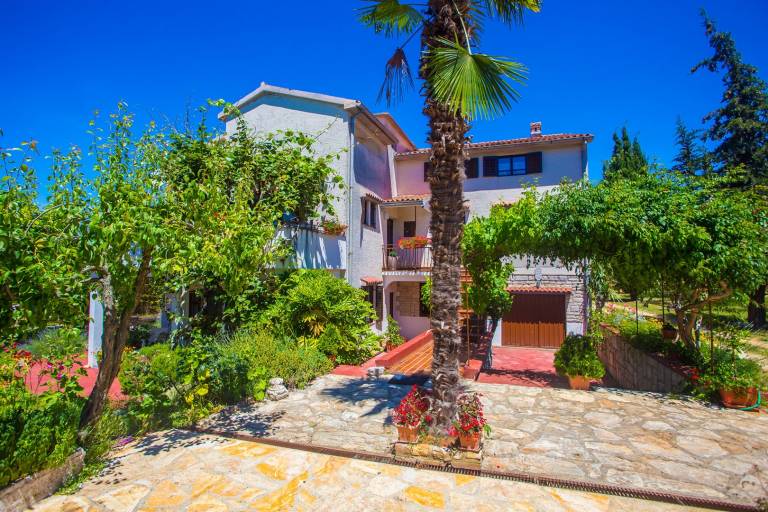Rental apartment with barbecue & garden in Porec