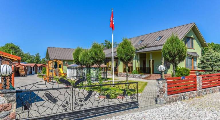 Lodge with barbeque, terrace & garden in Klaipeda