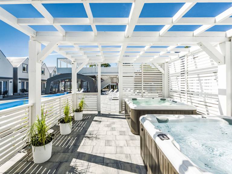 Charming vacation home with yard, sauna & heated pool | Beach nearby | Pets are welcome — photo 3
