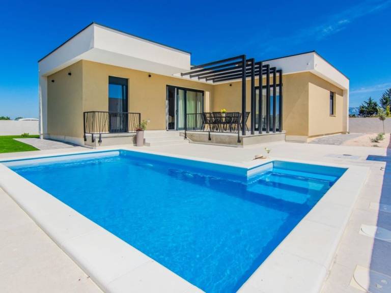 Pleasant vacation home with barbecue, terrace & private pool | Pets allowed — photo 3