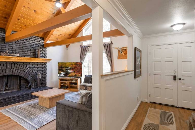 Rustic Ridge. Walking Distance to the Park & Lake. Jacuzzi tub. BBQ. Games Galore & Game Room! — photo 4