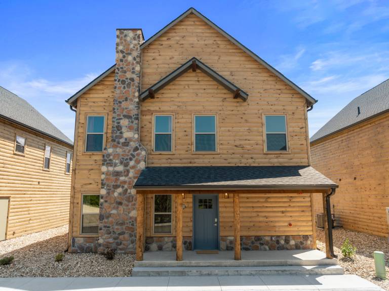 Stunning Lakefront Retreat with Pool Access, Hot tub, Gym & Fire pit in Branson, MO