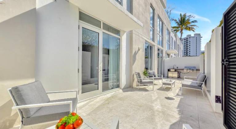 Tiffany Tides - Resort-Style Beach Townhome - Gym, Rooftop Pool and Sauna in Fort Lauderdale, FL