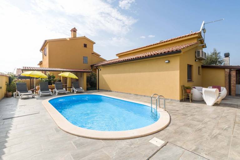 Villa with private pool, fast internet & barbecue in Pula