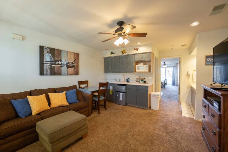 Condo with barbecue & patio | Lake view — photo 3