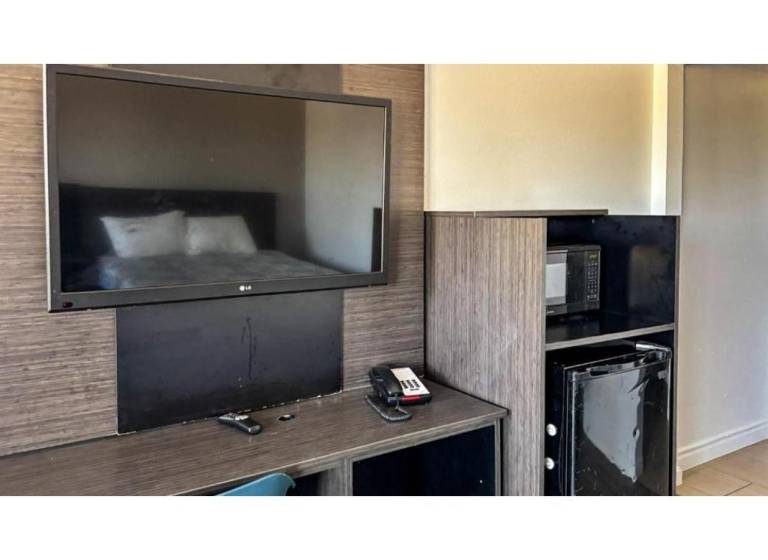 Motel 6 Selma, CA — photo 5