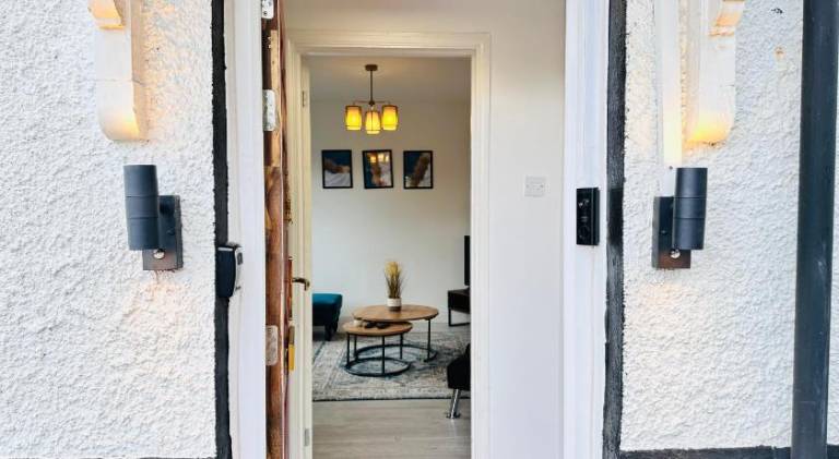 Pengam House Cardiff 3 Bedroom 2 Bathroom with free parking work desk fast internet close to City Ce — photo 3