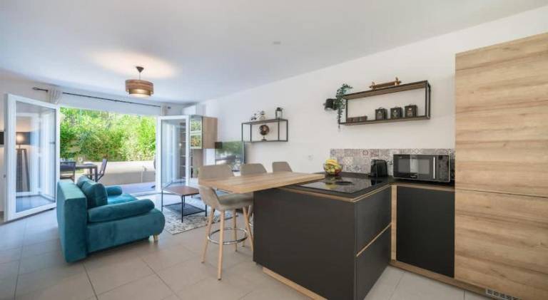 House with yard & barbeque in Menton