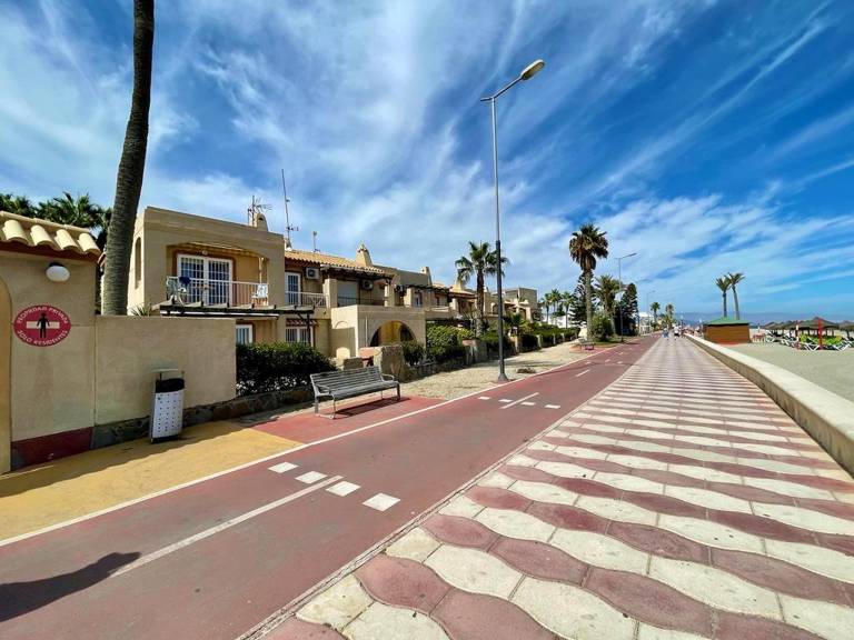 Nice vacation home with BBQ, yard & pool | Beach nearby | Pets allowed — photo 4