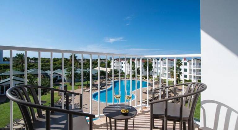 Serviced apartment with terrace, yard & pool — photo 3