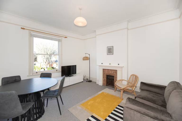 Lovely 2BR London Flat Pass the Keys