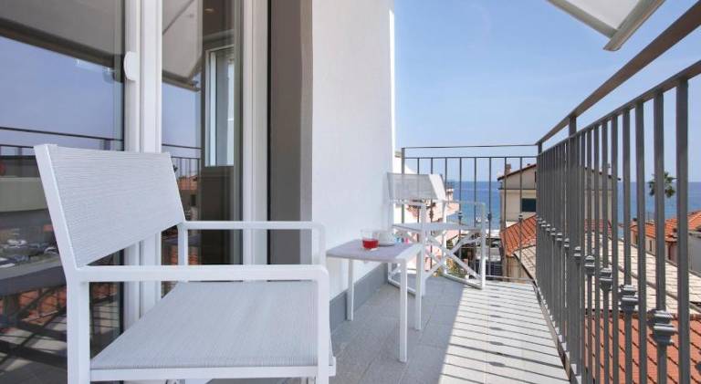 Serviced apartment with terrace — photo 3