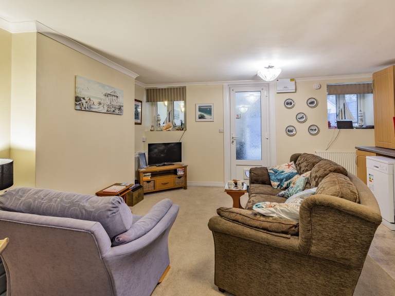 Cottage with yard — photo 4