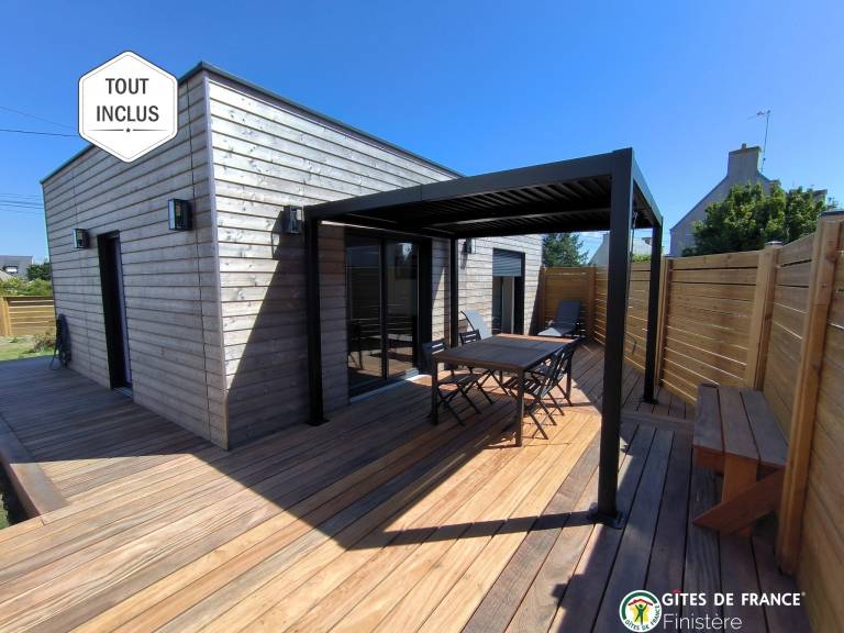 Gite with barbeque, terrace & yard in Quimper