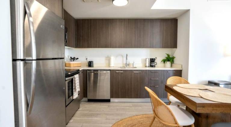 Nice apartment with hot tub & pool | Next to Bayside Marketplace | Dogs allowed — photo 5