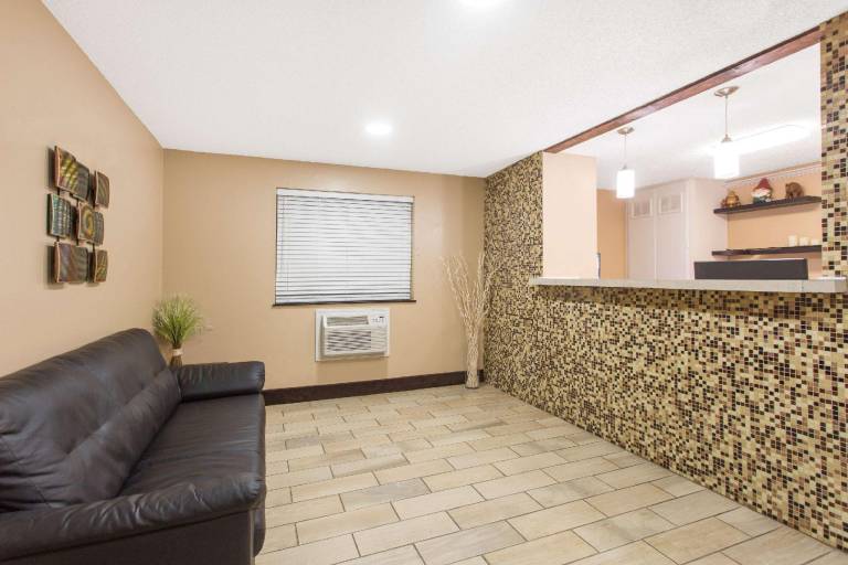 Super 8 By Wyndham Columbus Airport — photo 2