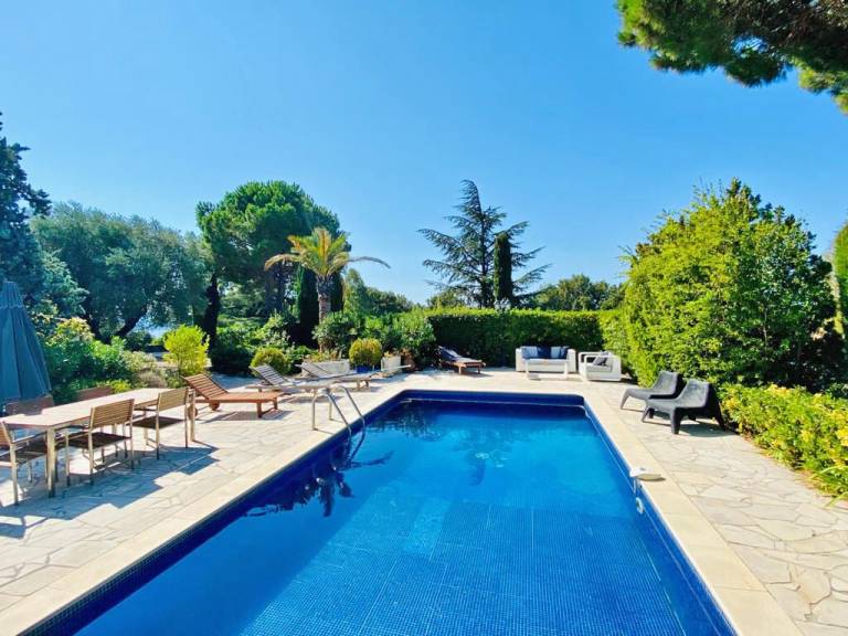 Vacation home with garden, pool & barbeque in Grimaud
