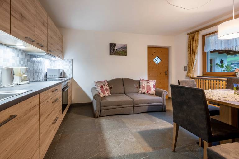 Family-friendly charming holiday apartment with BBQ, yard & hot tub | Garden view | Pet-friendly — photo 3