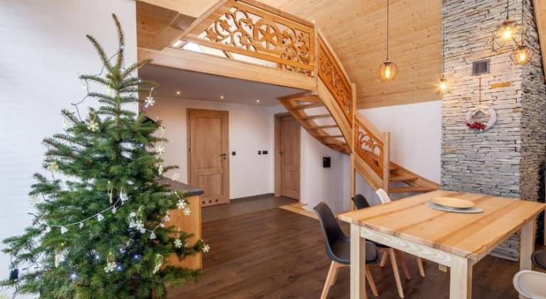 Chalet with BBQ, garden & patio — photo 4