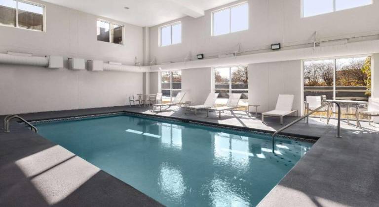 La Quinta Inn & Suites by Wyndham Knoxville Airport — photo 3