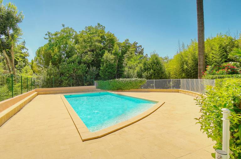 Rental apartment with patio, garden & pool — photo 3