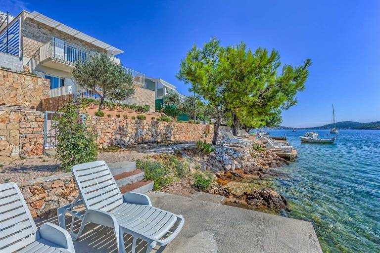 Villa La Perla - beachfront villa for ten, private pool and amazing views by MyWaycation — photo 2