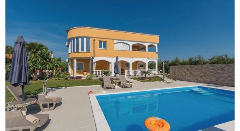 Rental apartment with private pool in Novigrad