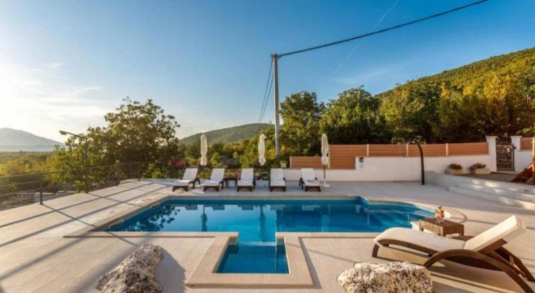 Villa with pool, jacuzzi & patio | Perfect for remote work — photo 4